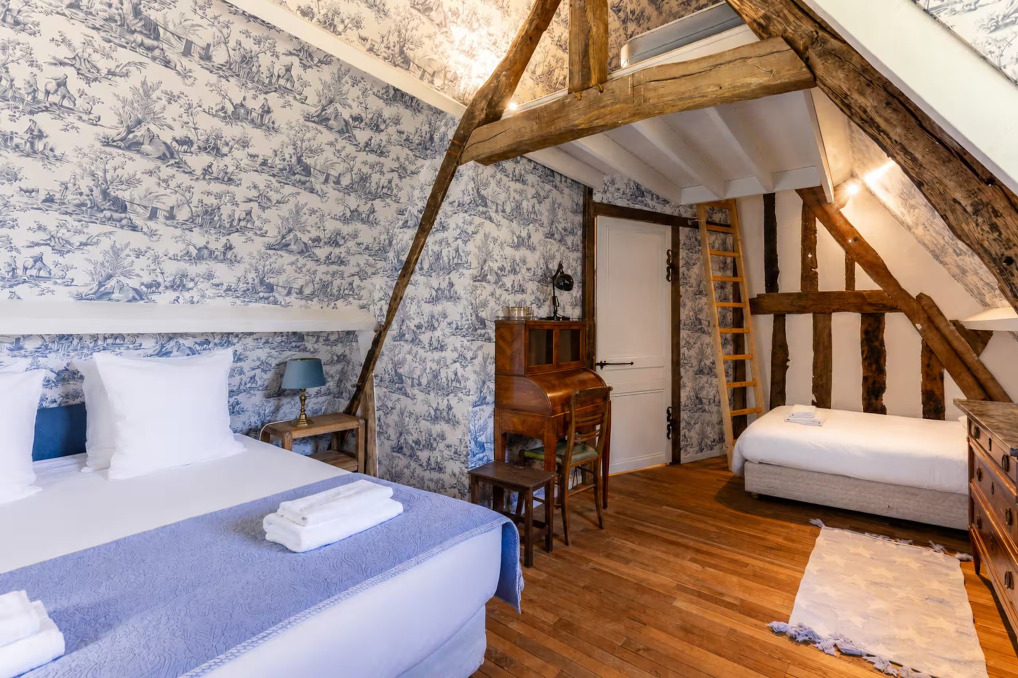 Chambre bleue a l'etage, toile de Jouy
