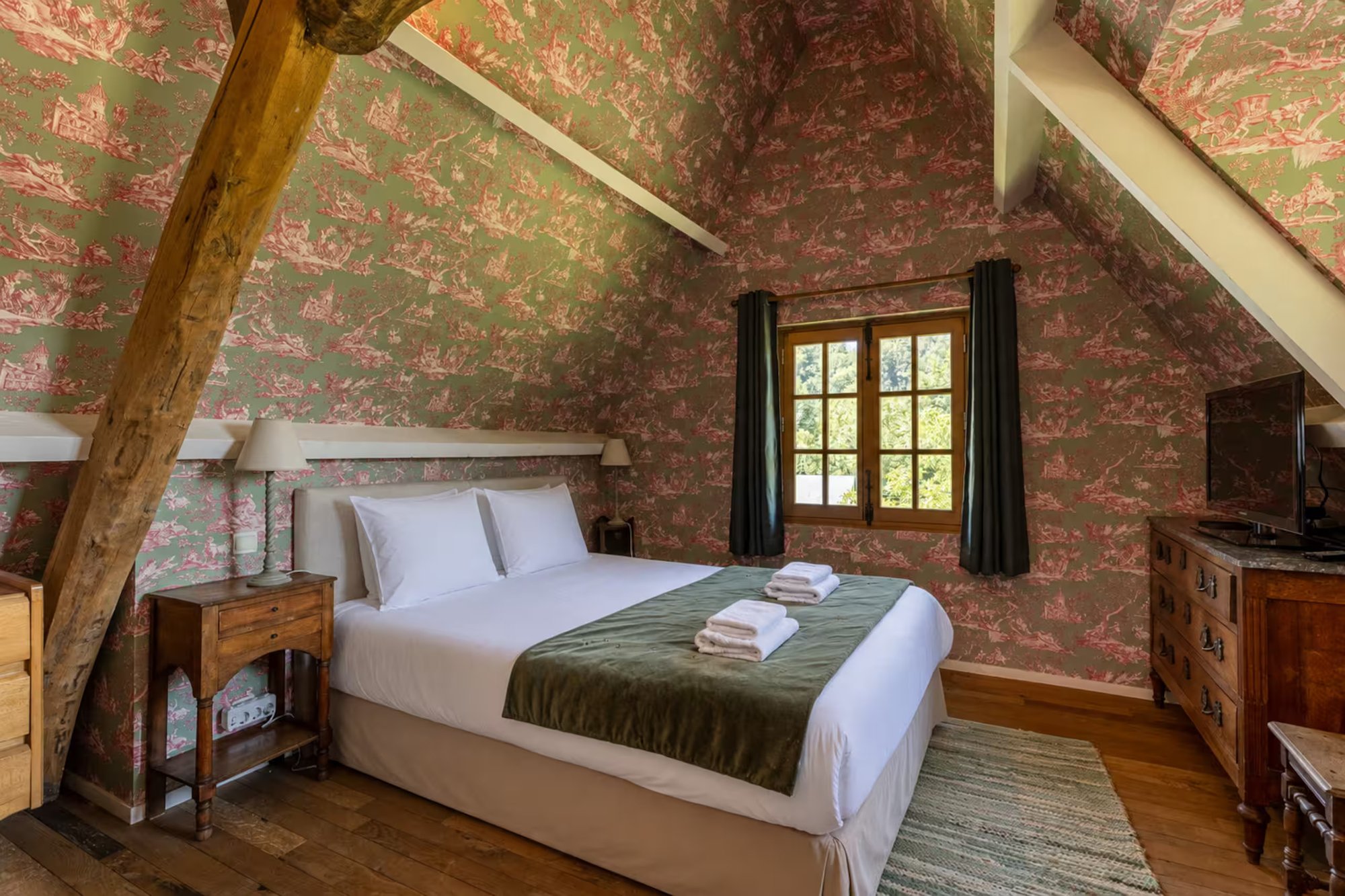 Chambre verte a l'etage, papier peint rose et vert