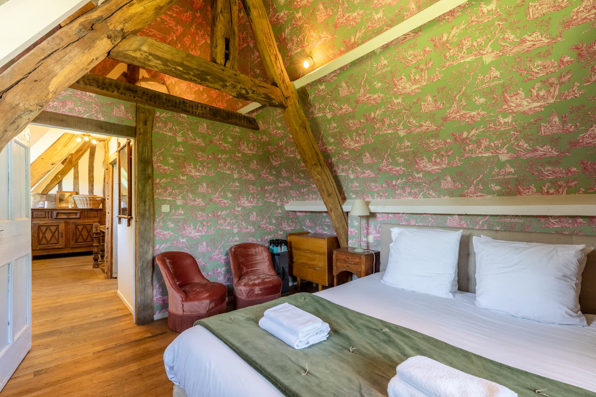 Chambre verte a l'etage, fauteuils bordeaux