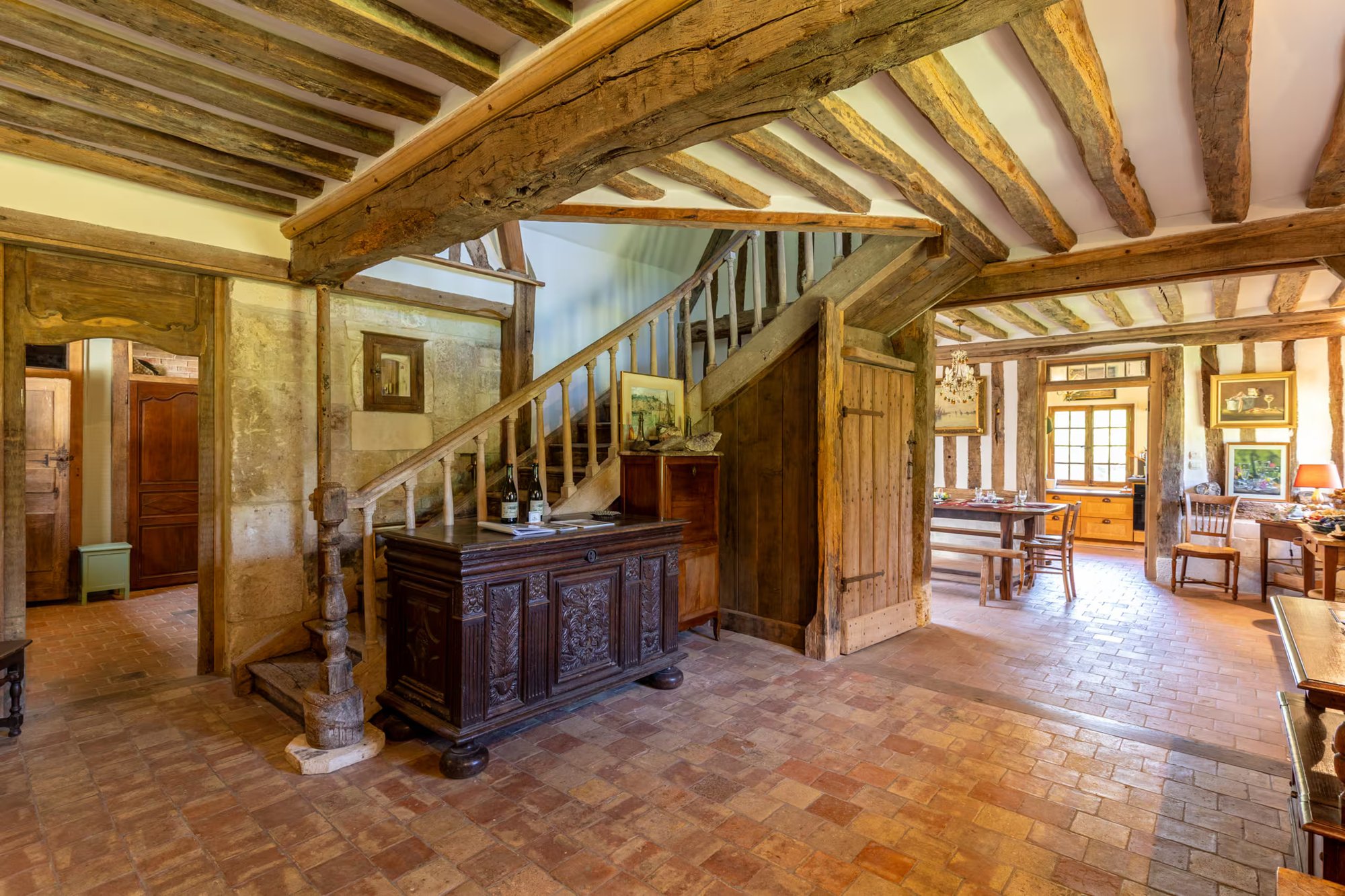Entree et escalier en bois, autre angle