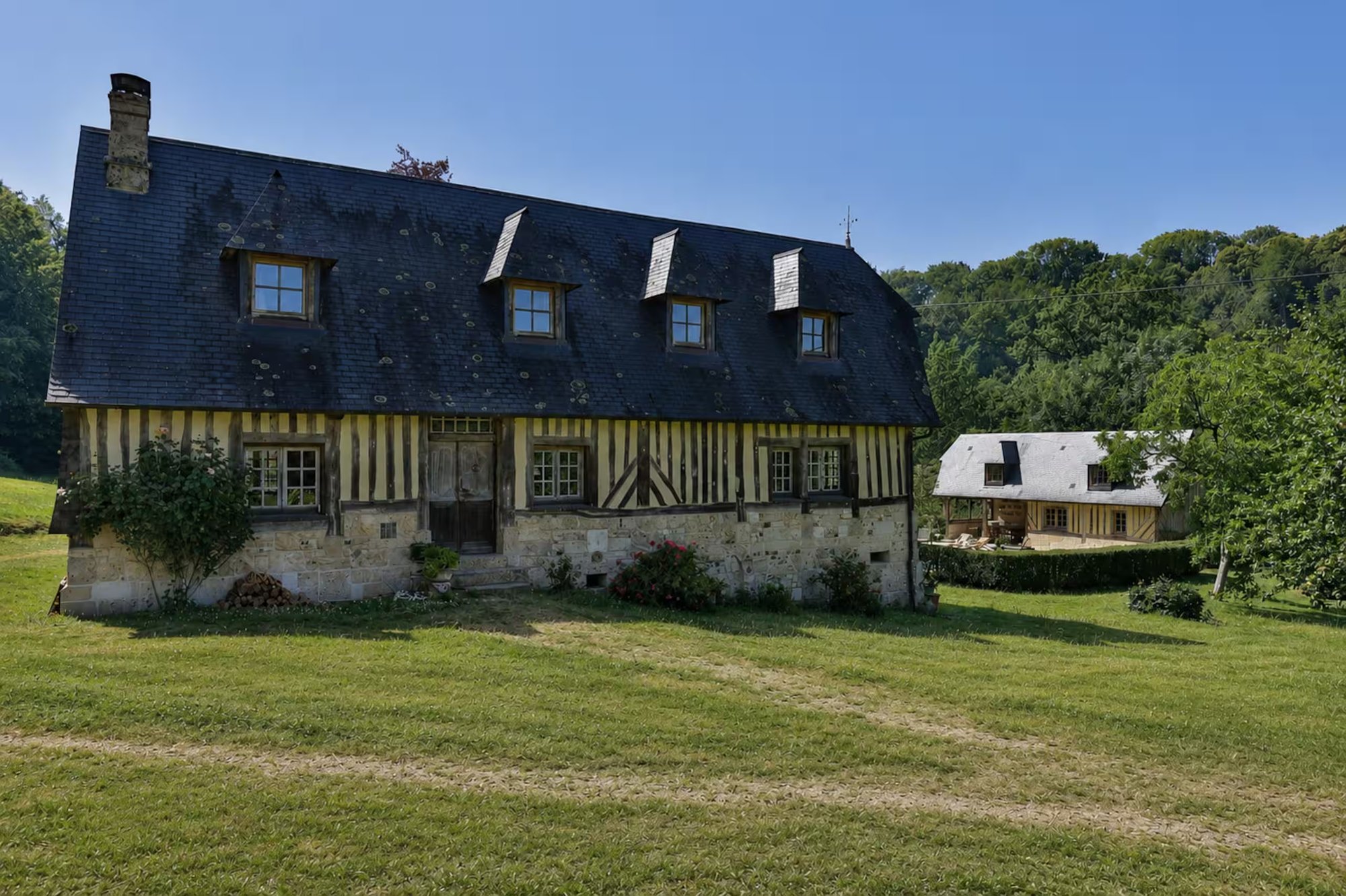La Becassiere - vue de la maison normande a colombages