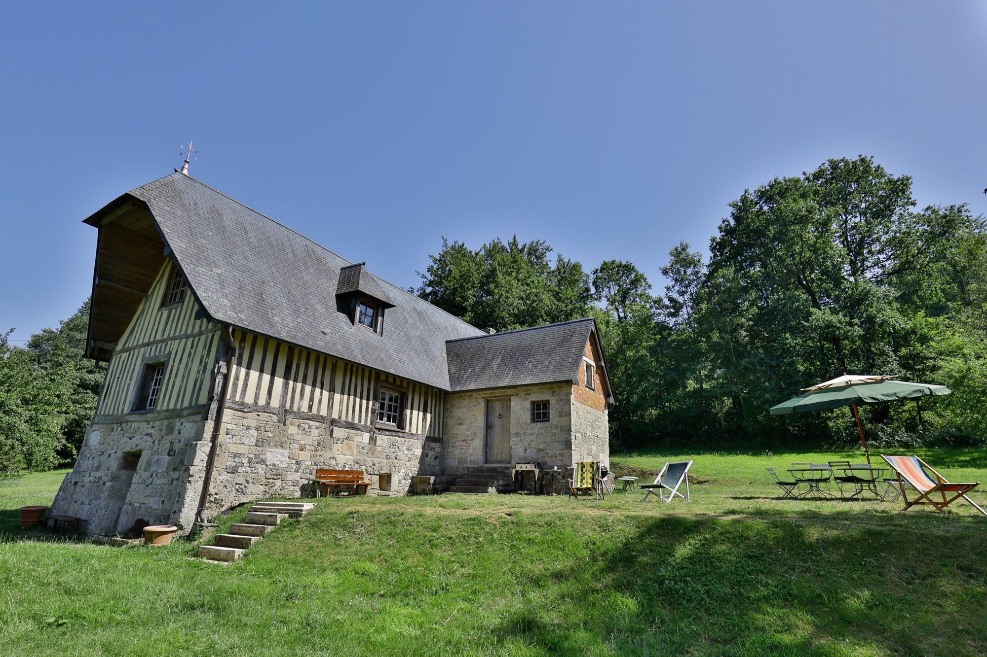 La Becassiere vue depuis le jardin, facade a colombages