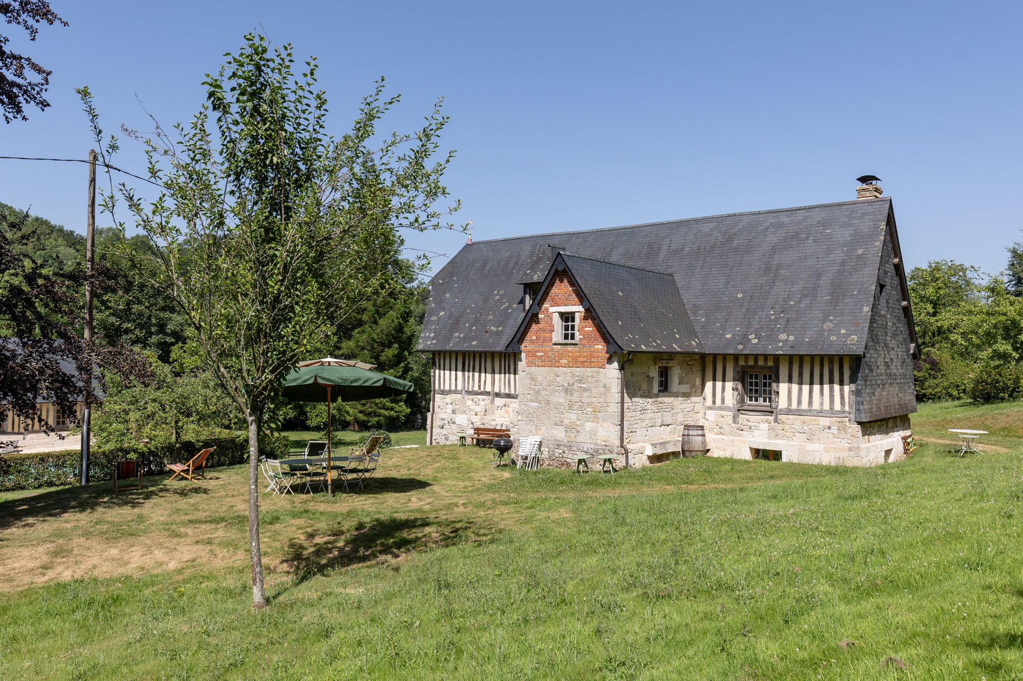 La Becassiere, terrasse et jardin arbore
