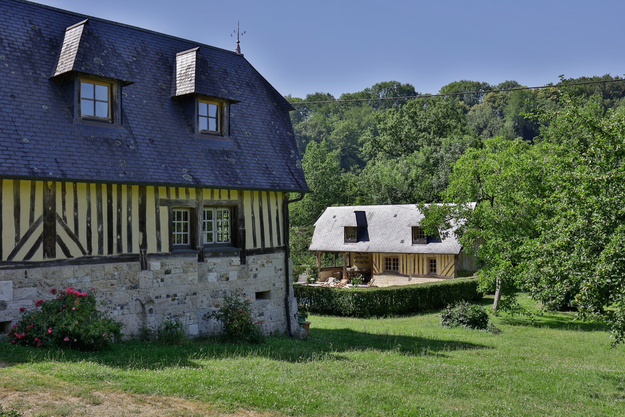 La Becassiere, vue sur les deux batiments et le jardin