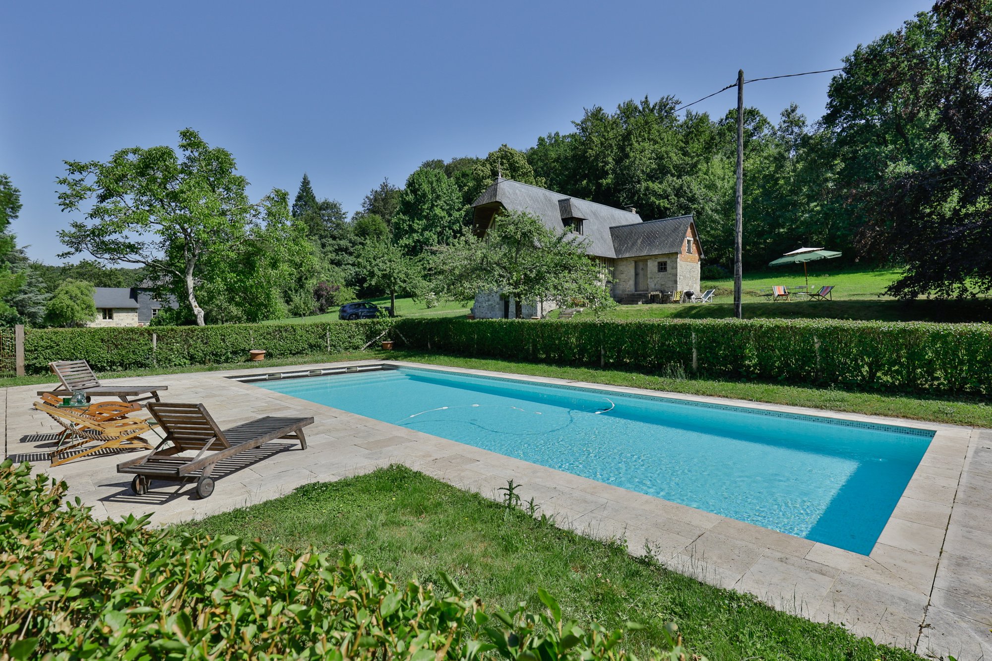 Piscine chauffee, vue sur la maison