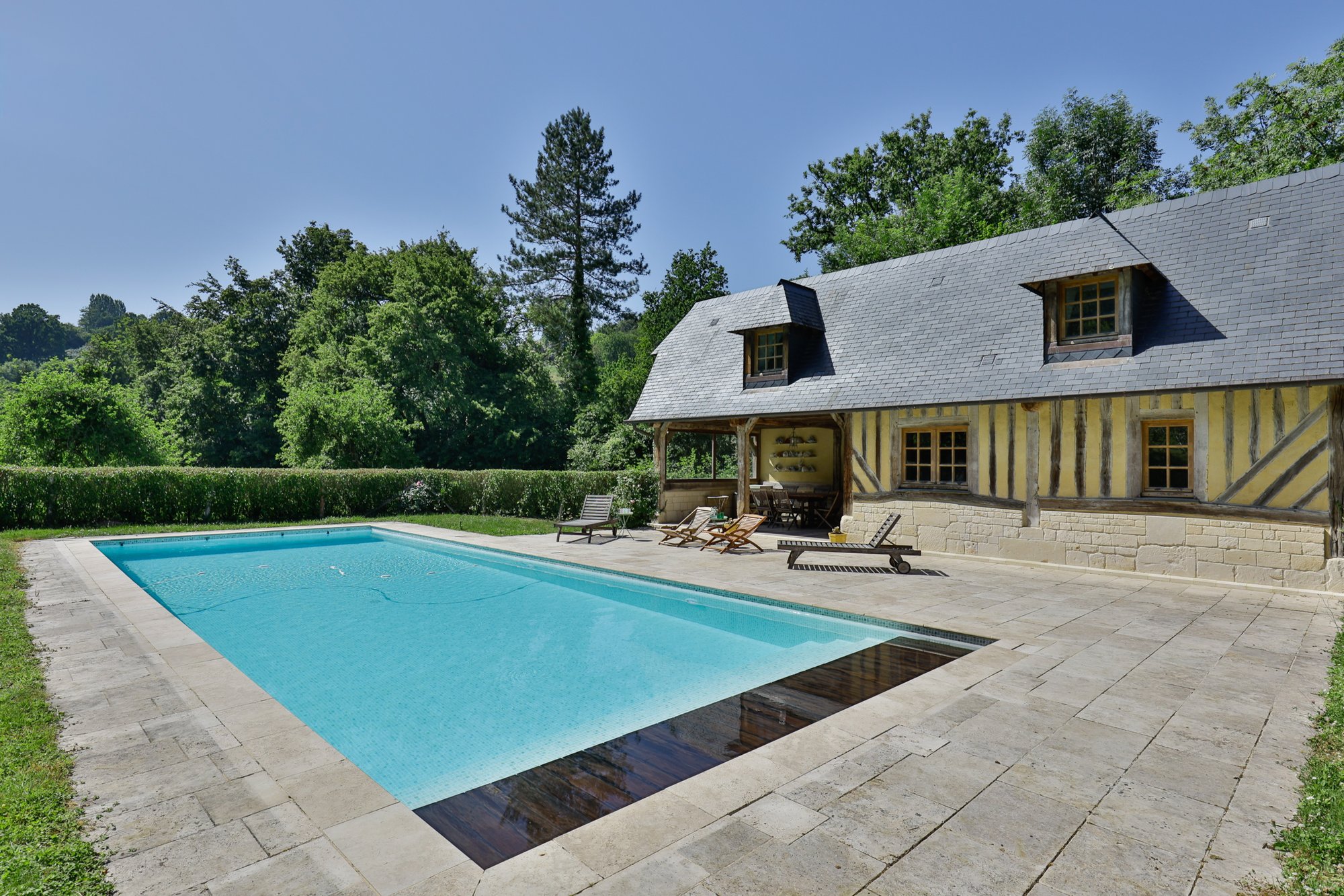 Piscine chauffee et terrasse