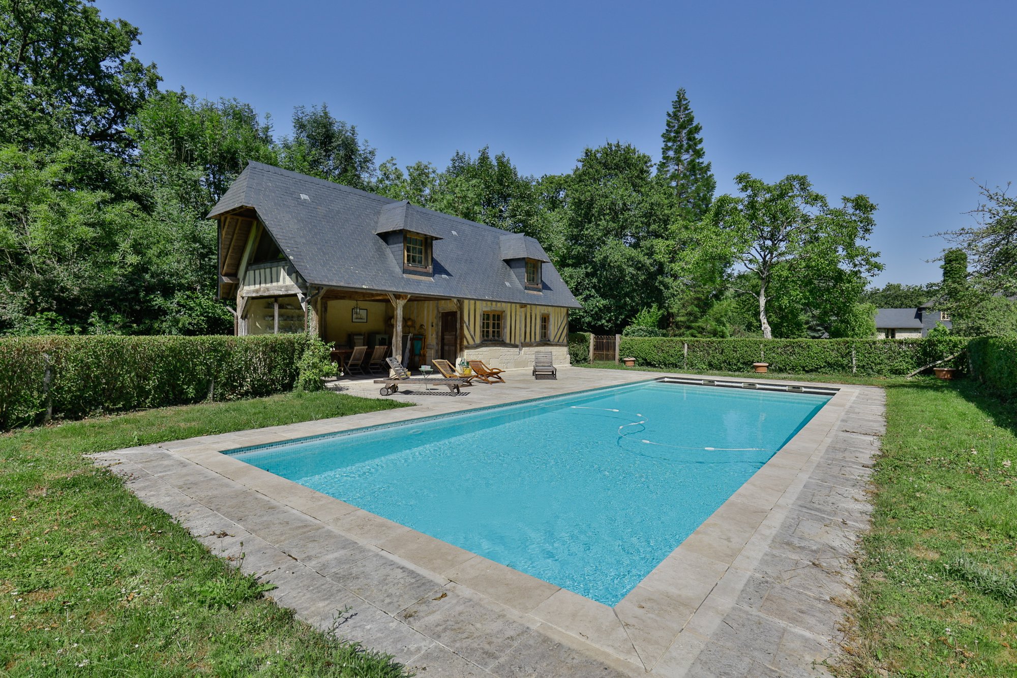 Piscine chauffee, vue depuis le jardin