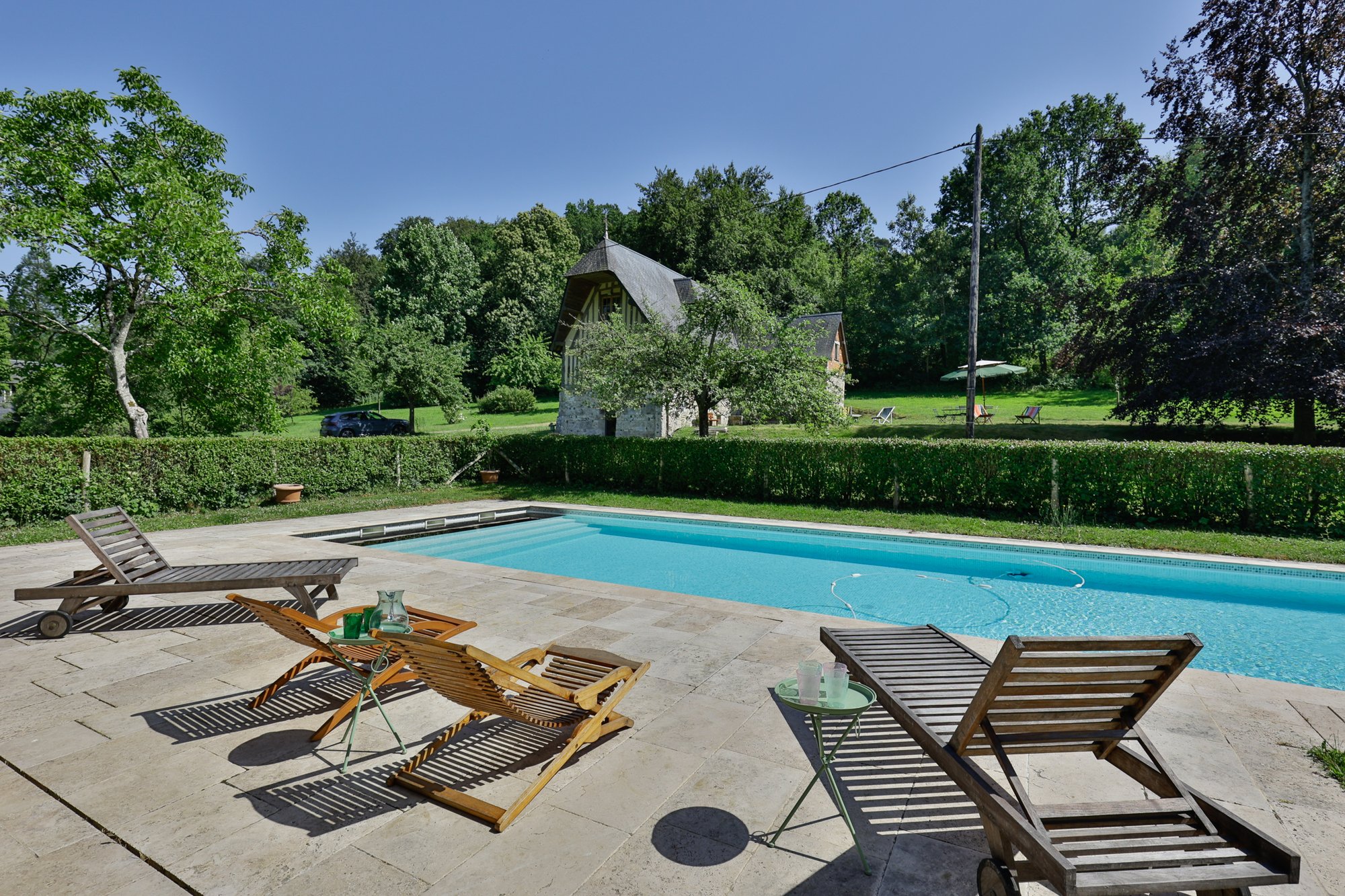 Piscine chauffee, vue avec transats