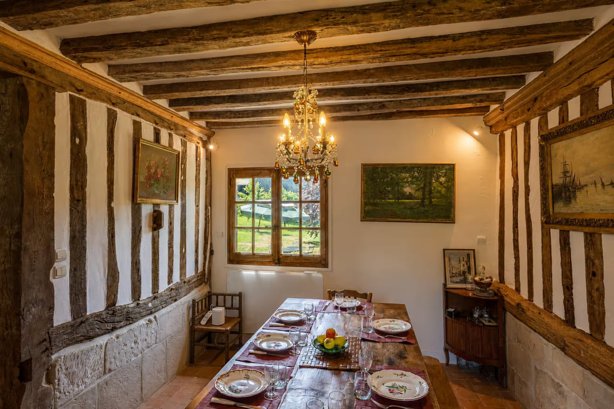 Salle a manger, vue depuis l'entree