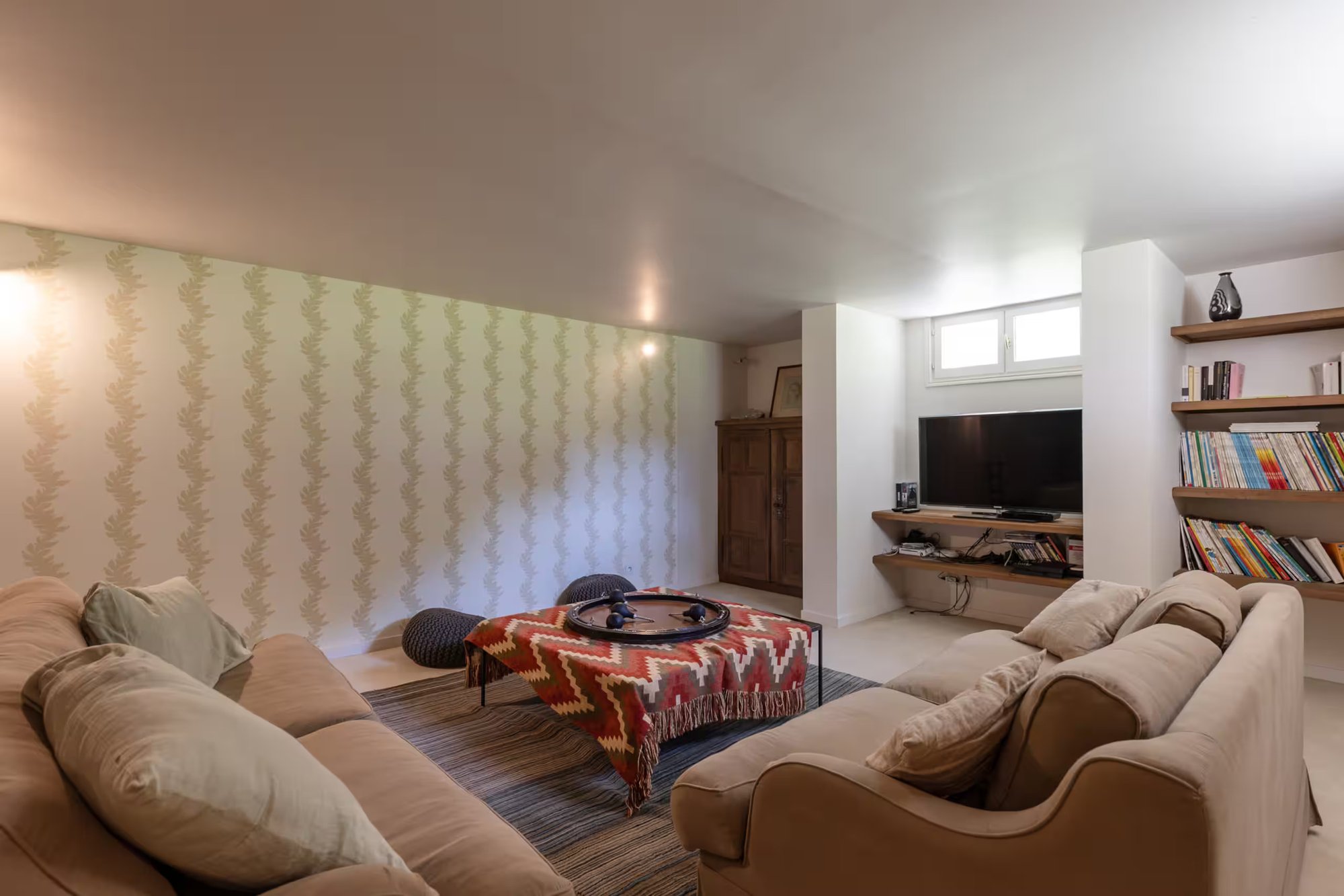 Salle de jeux et television