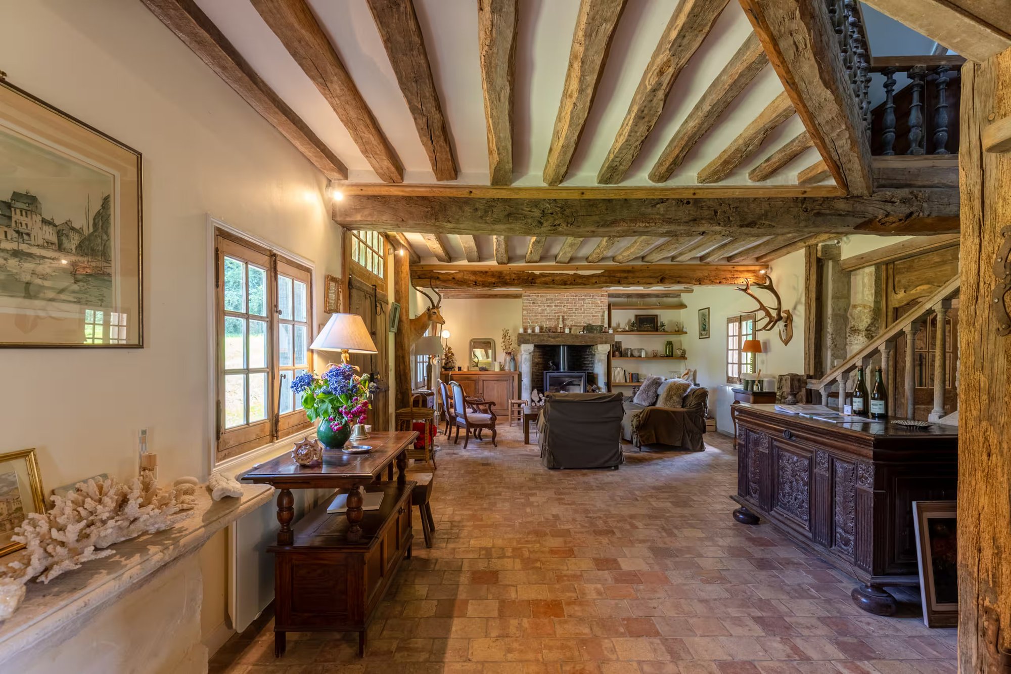 Salon principal avec escalier en bois